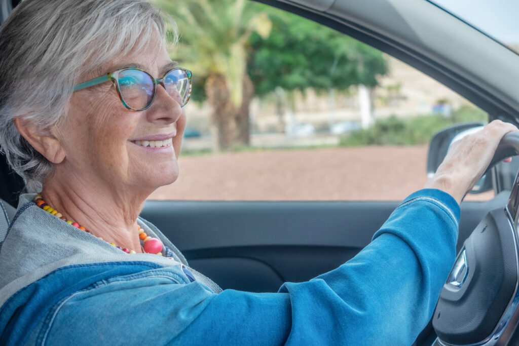 femme conduisant un véhicule sourire