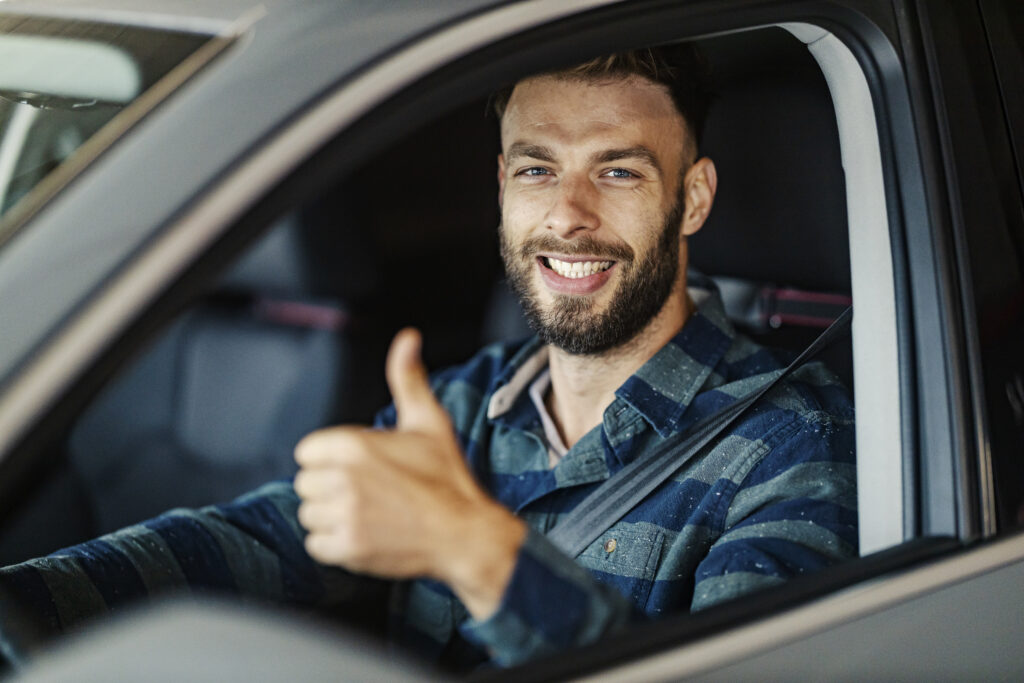 conducteur accompagnateur souriant